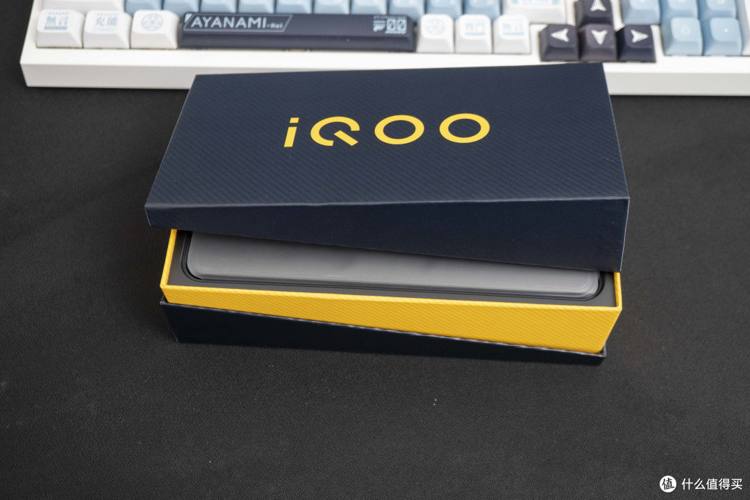 开箱IQOO Z7x,6000毫安+80W快充的续航怪兽
