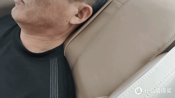 95后养生少女 遇上奥佳华M80按摩椅有何反应？是真养生？还是智商税？