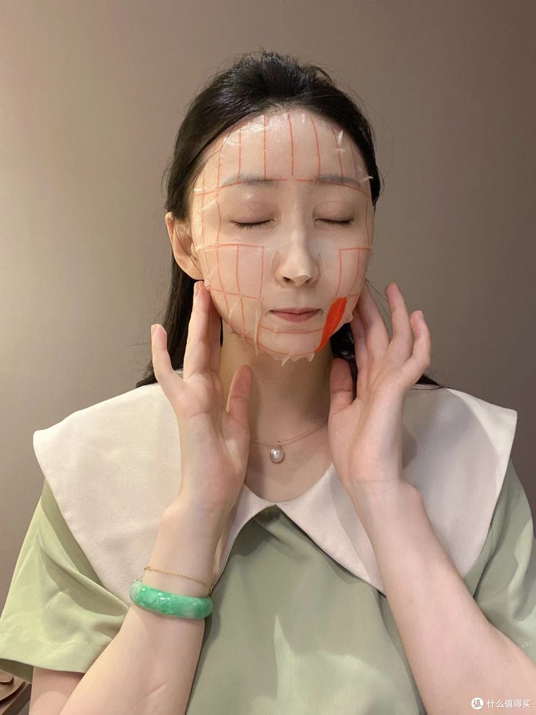清洁面部后敷觅光自带塑颜水光紧致面膜