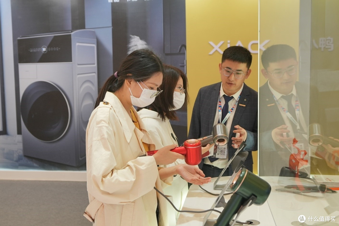 AWE2023 | 搭载直抽式自动上下水模块 橙色云扫拖机器人i2首发亮相