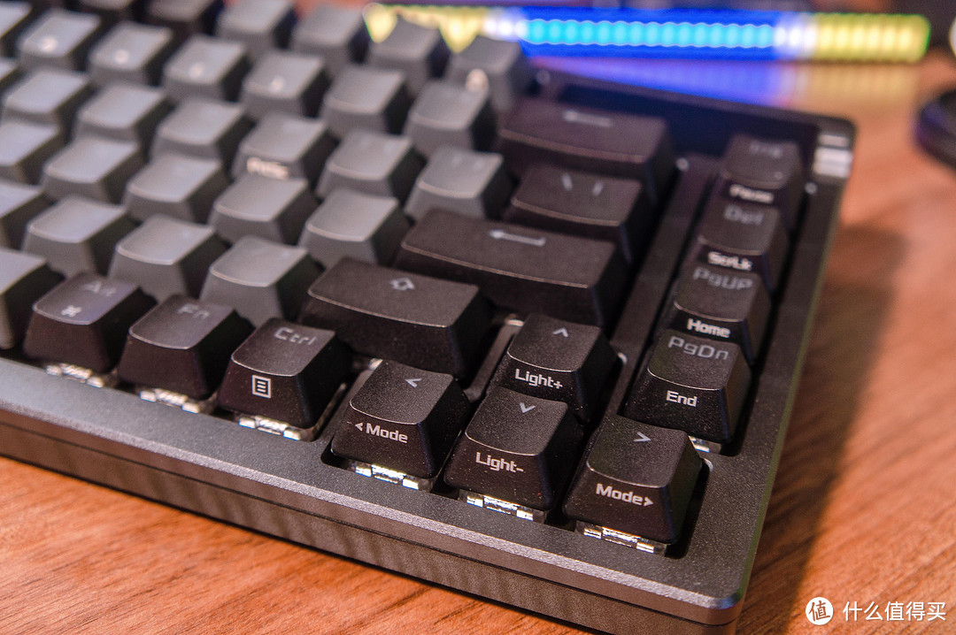 Gasket结构键盘顶流！支持全键热拔插&客制化！ROG夜魔三模机械键盘测评！