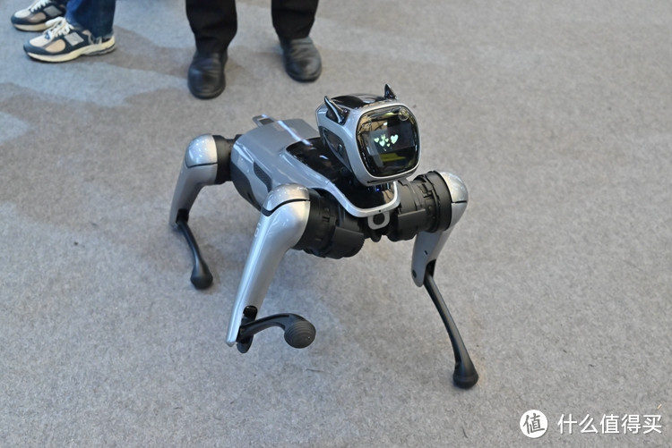 追觅发布旗舰X20 Pro扫地机器人，四足机器狗引众人围观