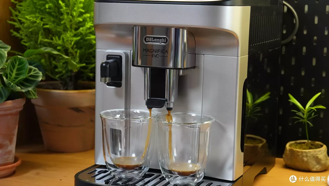 早八人没时间只能喝速溶？德龙 E LattePlus 全自动咖啡机，让你每天一键get现磨咖啡！