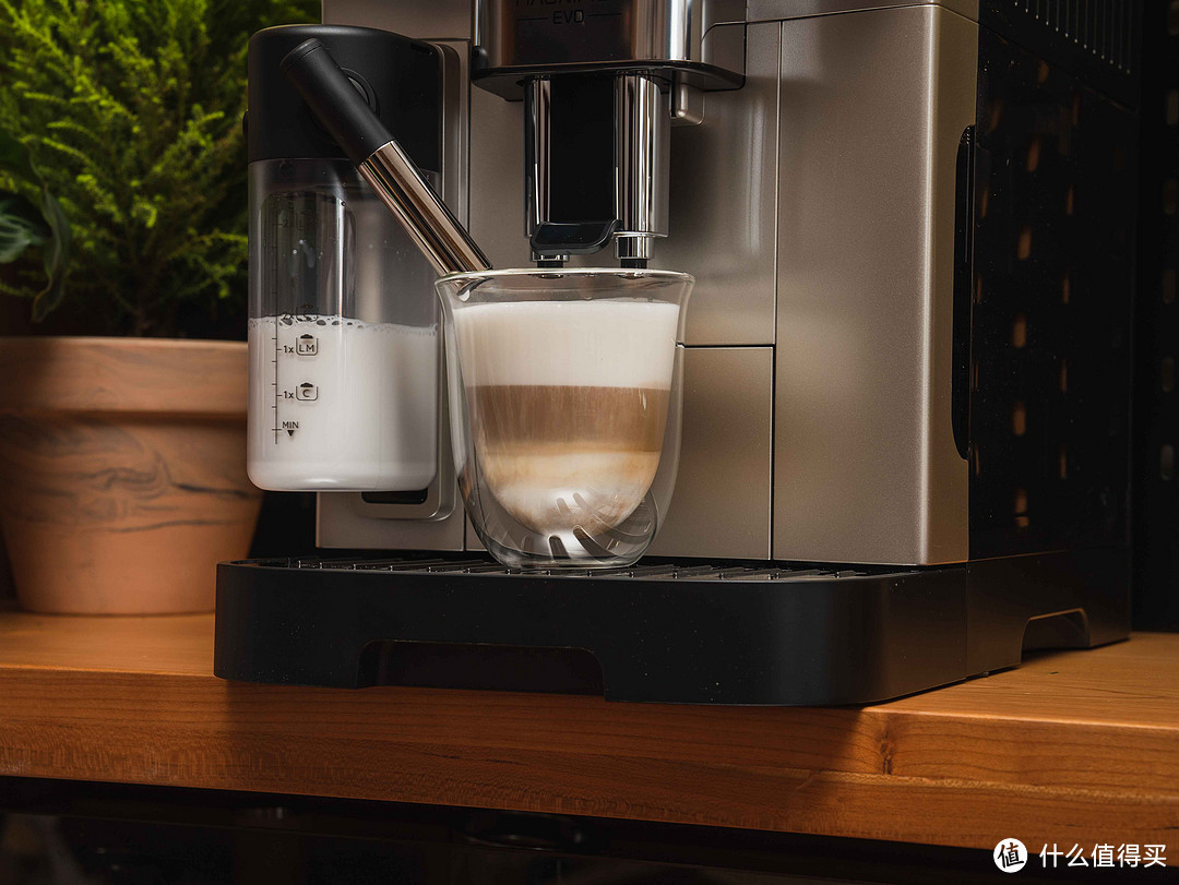早八人没时间只能喝速溶？德龙 E LattePlus 全自动咖啡机，让你每天一键get现磨咖啡！