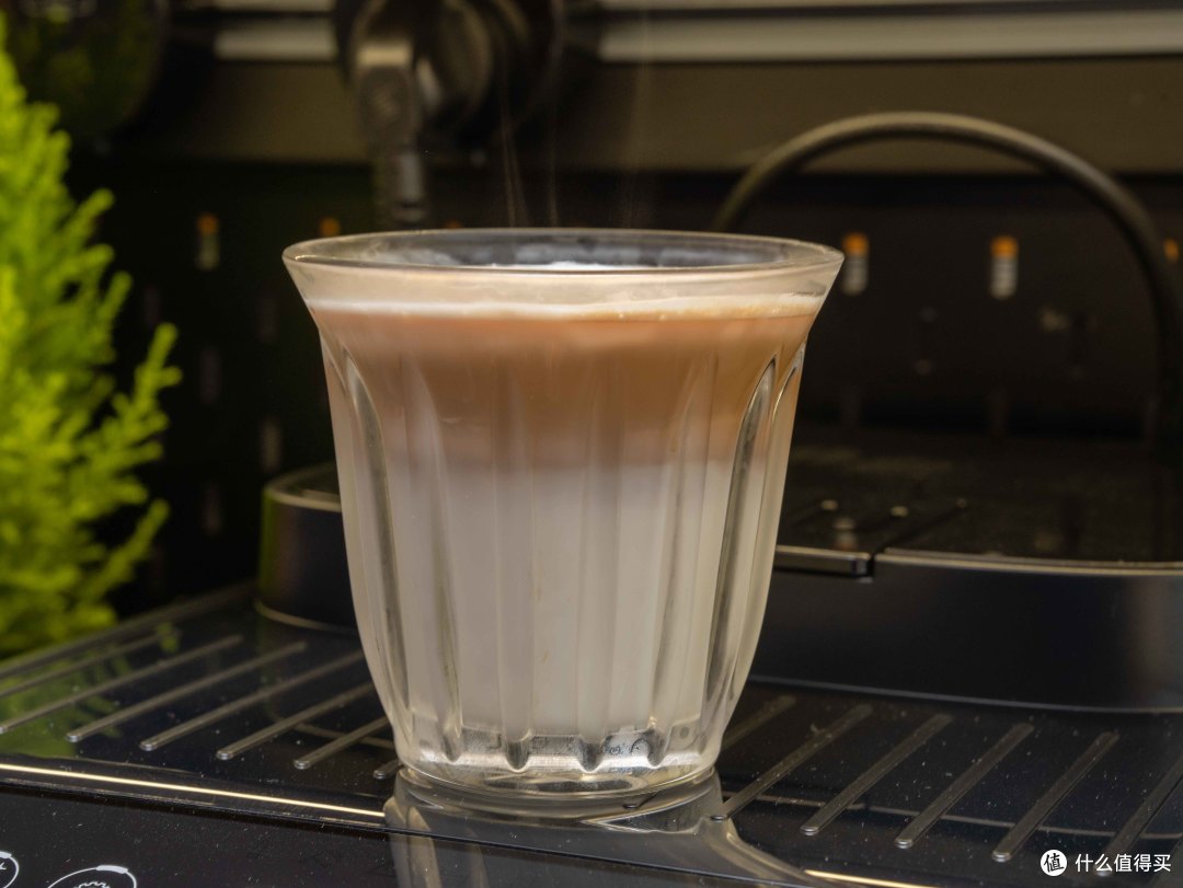 早八人没时间只能喝速溶？德龙 E LattePlus 全自动咖啡机，让你每天一键get现磨咖啡！