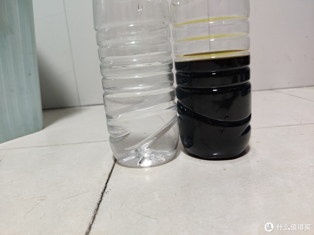 同款瓶子液面同高，体积相等