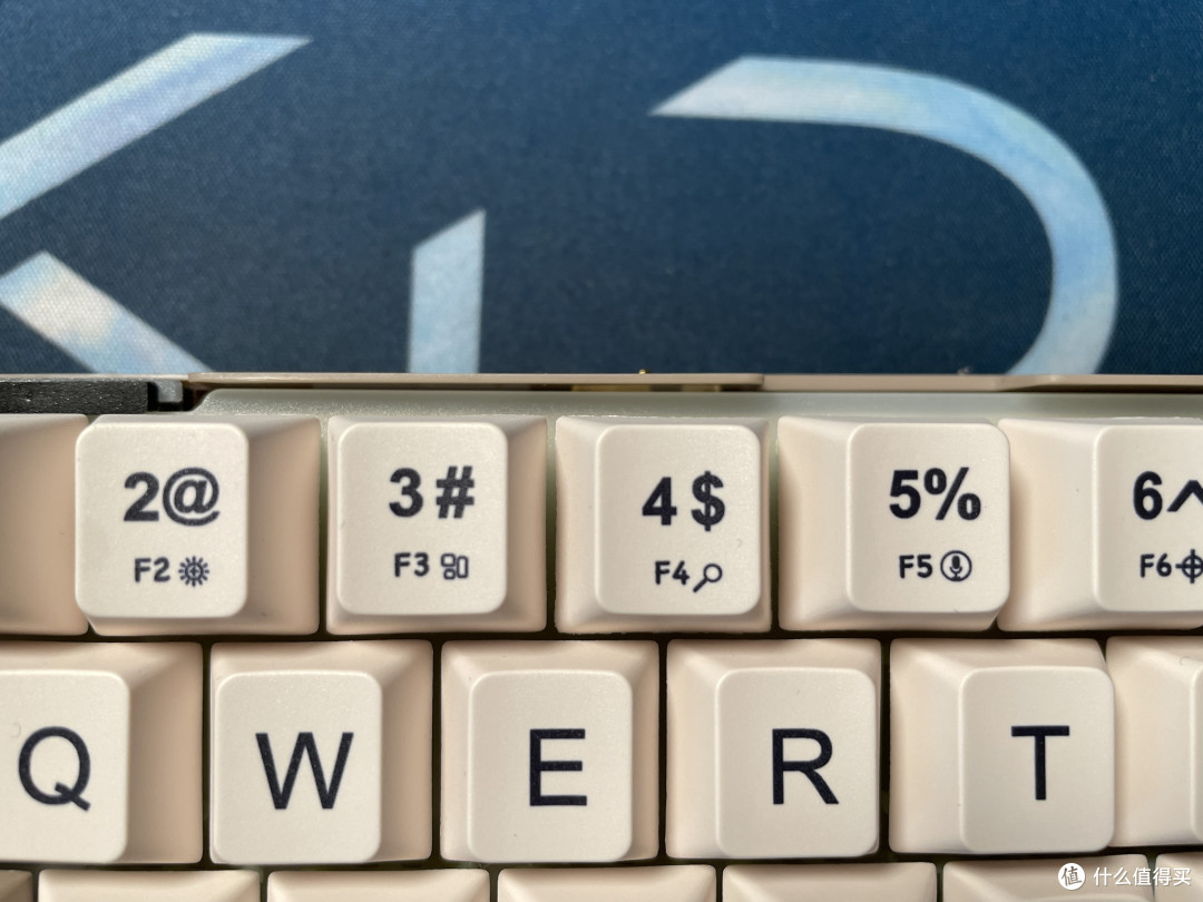 外壳与pc定位板可活动的间隙很小