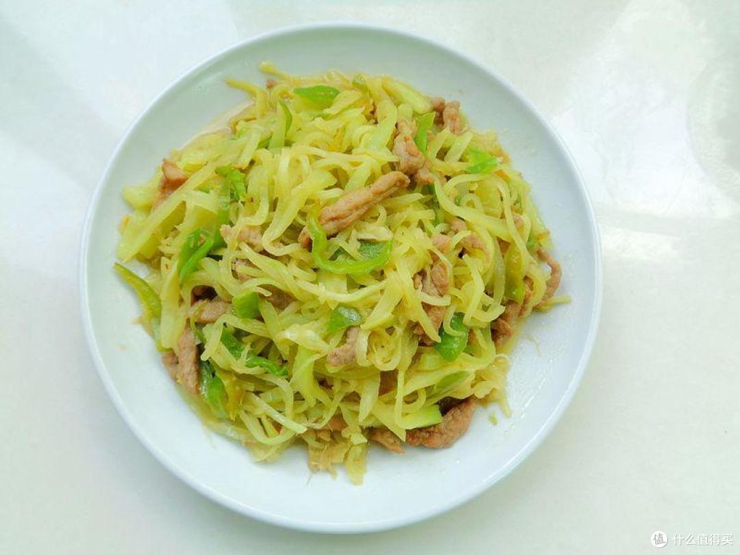 我家晚餐，三菜一主食，炒萝卜配米饭，真是好吃下饭
