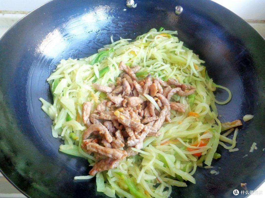 我家晚餐，三菜一主食，炒萝卜配米饭，真是好吃下饭