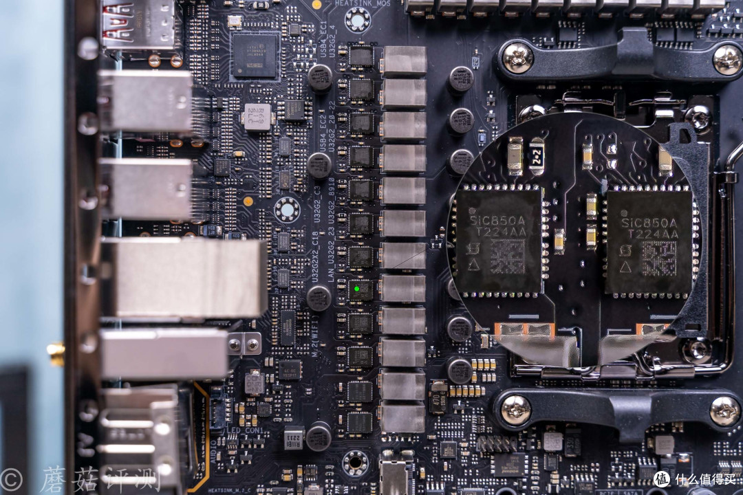 用料出众，外观华丽，消费级X670E主板天花板，ROG玩家国度X670E Hero主板 拆解