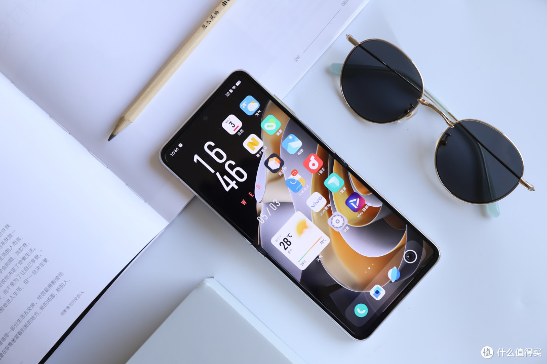 vivo X Flip评测:好看也好用,小折叠屏手机终于站起来了