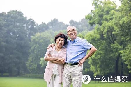 老两口退休回老家养老，养花种菜，住了3年，后悔不已