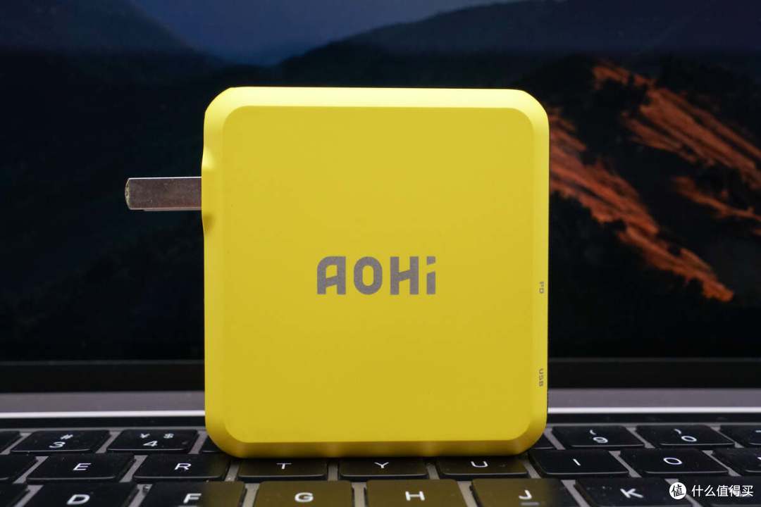 黄黑撞色设计,PD3.1 140W双口盲插,AOHi 奥海 140W 充电器体验