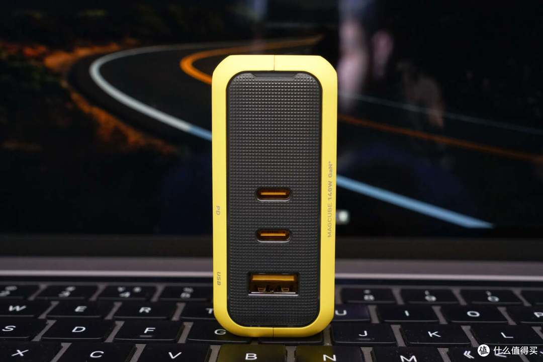 黄黑撞色设计,PD3.1 140W双口盲插,AOHi 奥海 140W 充电器体验