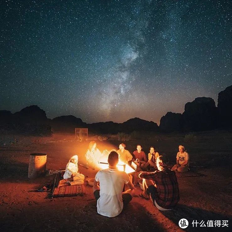 📍Wadi Rum，在沙漠中度过的露营篝火之夜。📷©jasoncharleshill via IG