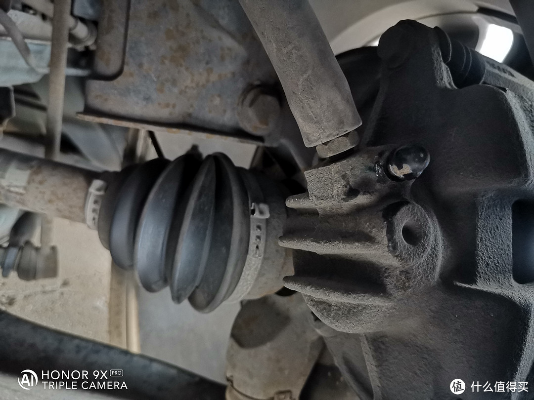 前轮轮刹车油的出口那个小黑帽取下接上连接管。盲操用8号小扳手拧送小黑帽下的螺丝。