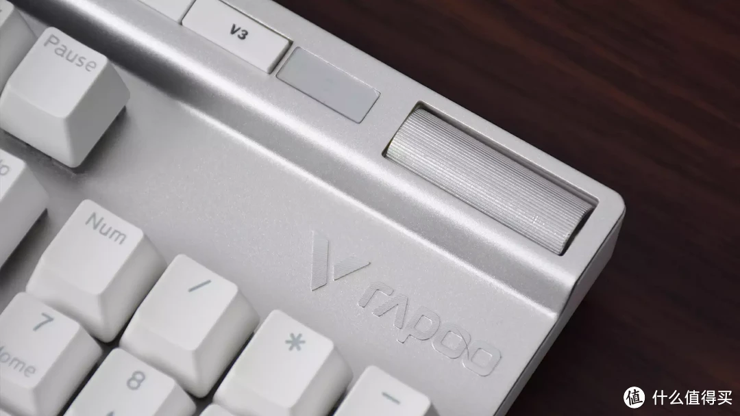 雷柏V700DIY键盘：全尺寸RGB热插拔，三百元玩转客制化！