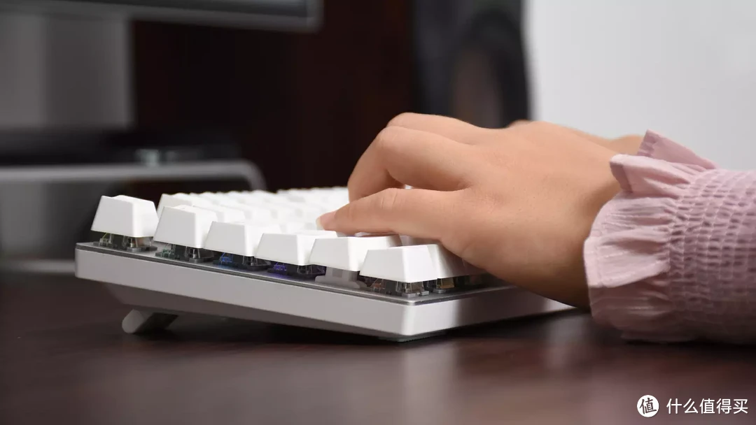 雷柏V700DIY键盘：全尺寸RGB热插拔，三百元玩转客制化！