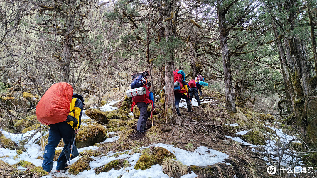 为了测试这双徒步鞋，我去登了一座雪山