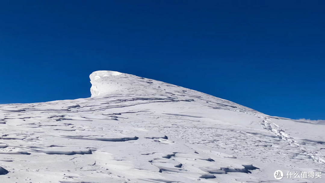 为了测试这双徒步鞋，我去登了一座雪山