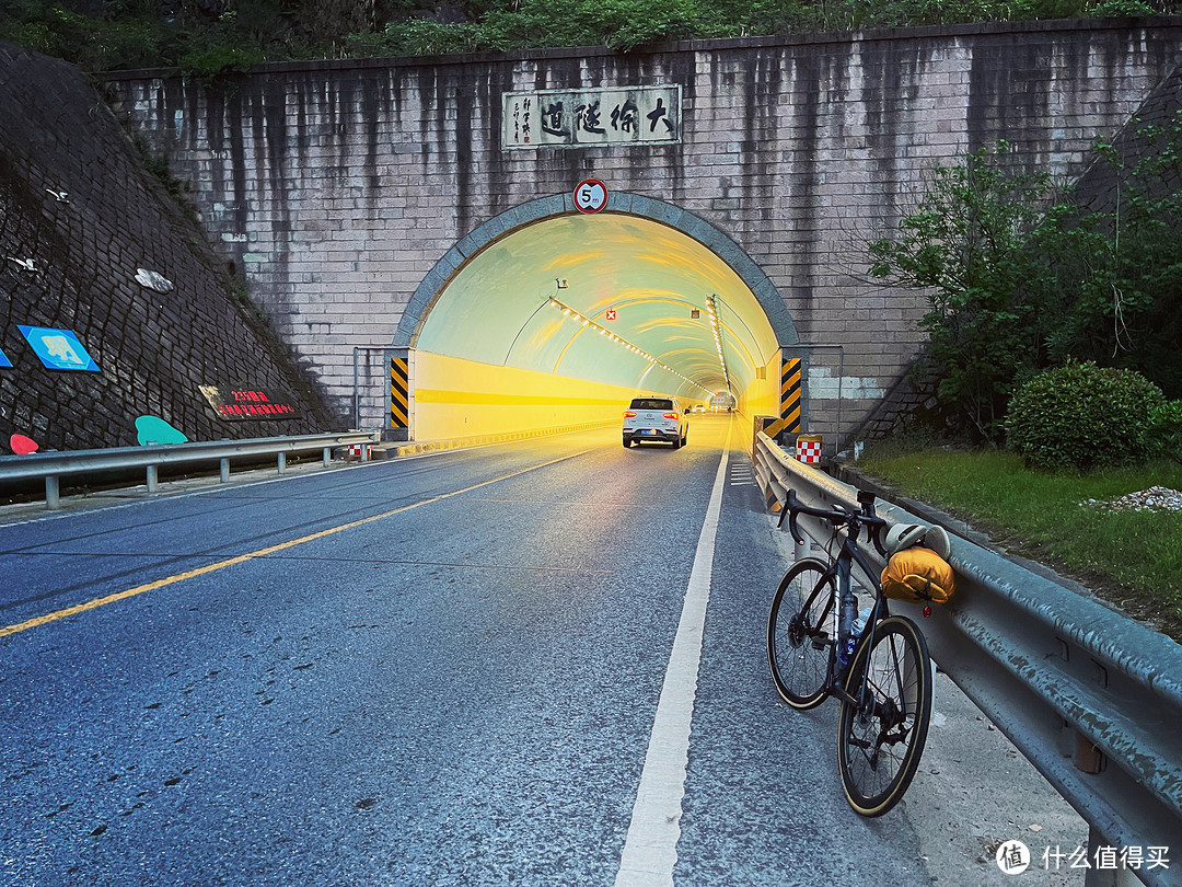 穿过这个隧道就到云和县城了