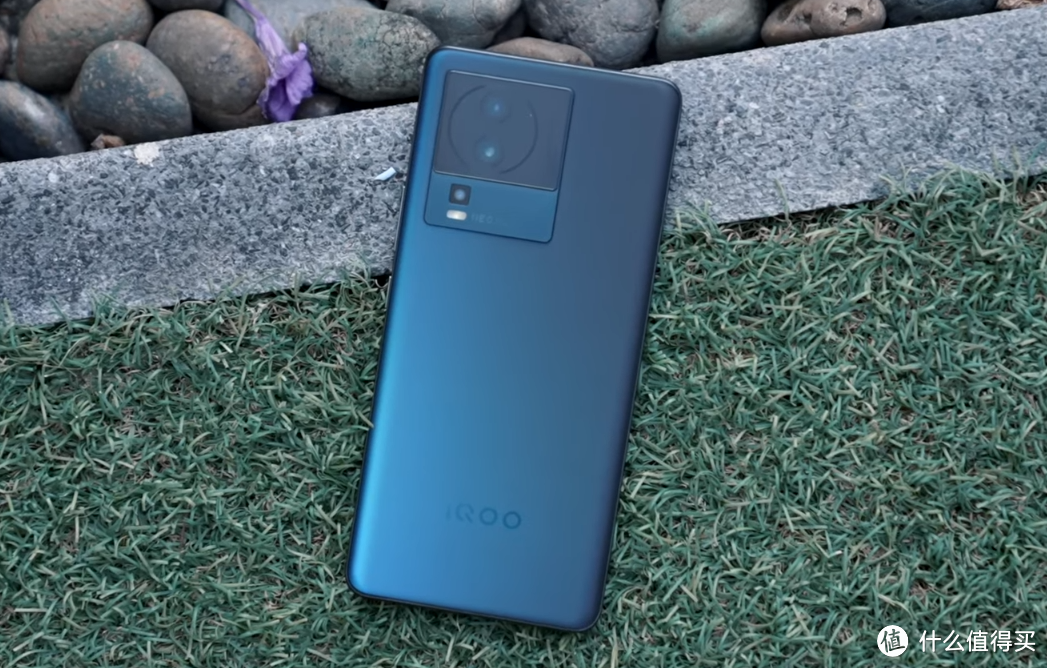 iQOO“撂倒”一片友商，骁龙8+旗舰跌至2249元：120W+E5屏+256GB