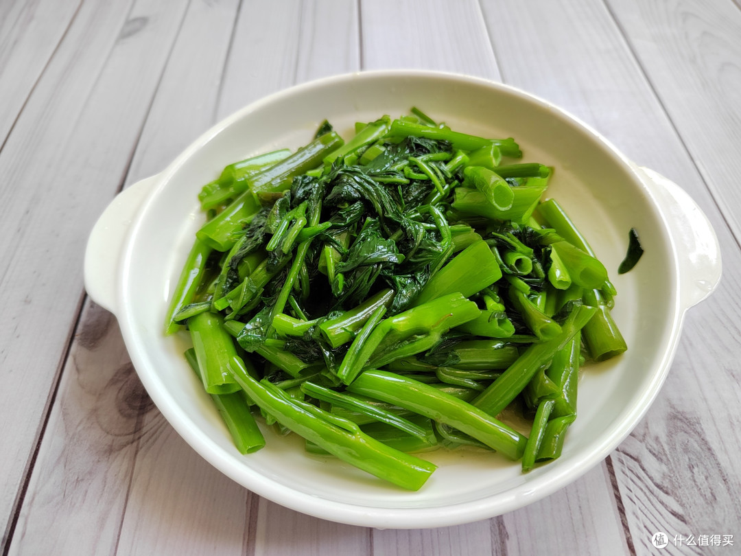江西媳妇给婆家人做饭,被老公吐槽没辣椒吃不下,最后却打脸了