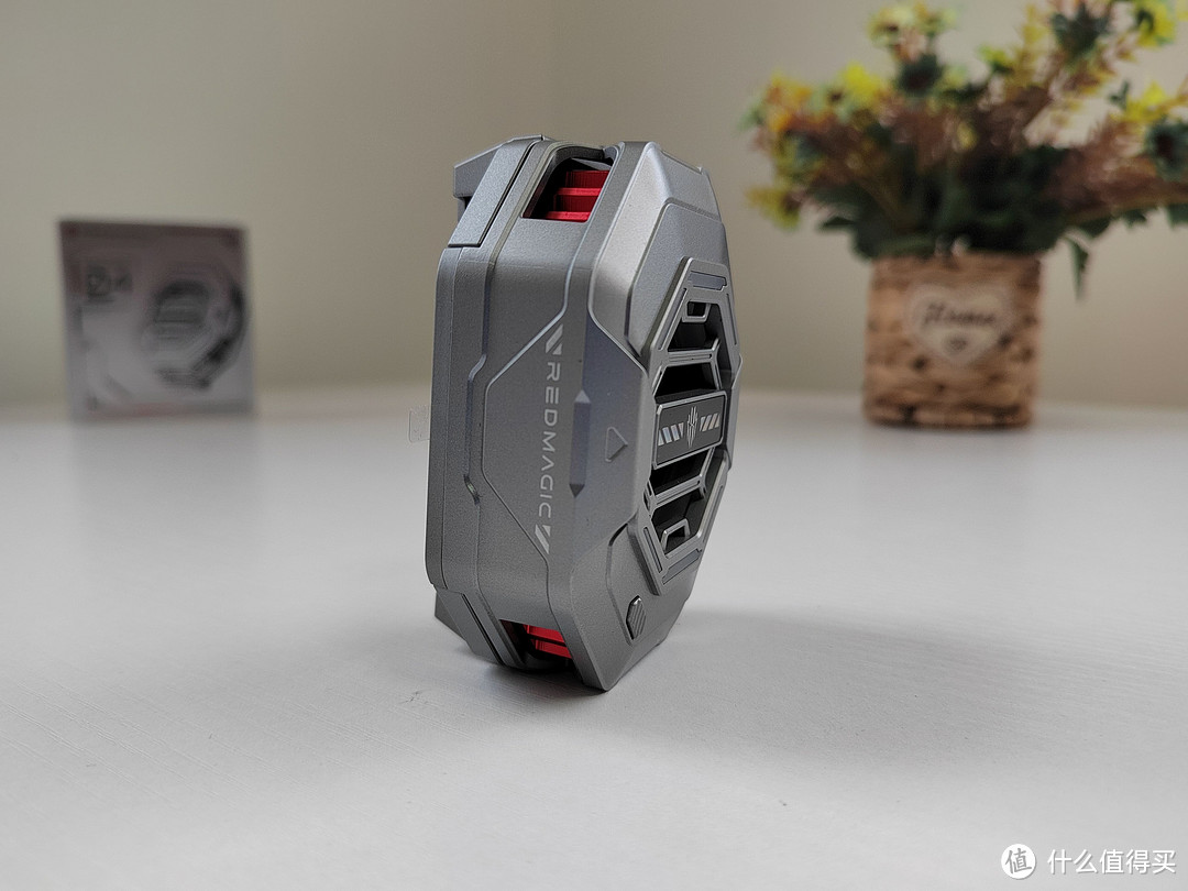 红魔散热器4Pro背夹款，急速降温体验，手机背上的“冰箱”