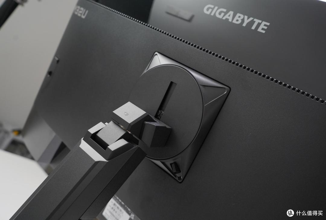 技嘉M32U AE悬臂版显示器评测:4K/144Hz,全能“变形金刚”