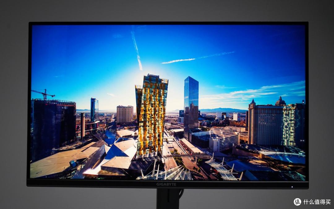 技嘉M32U AE悬臂版显示器评测:4K/144Hz,全能“变形金刚”