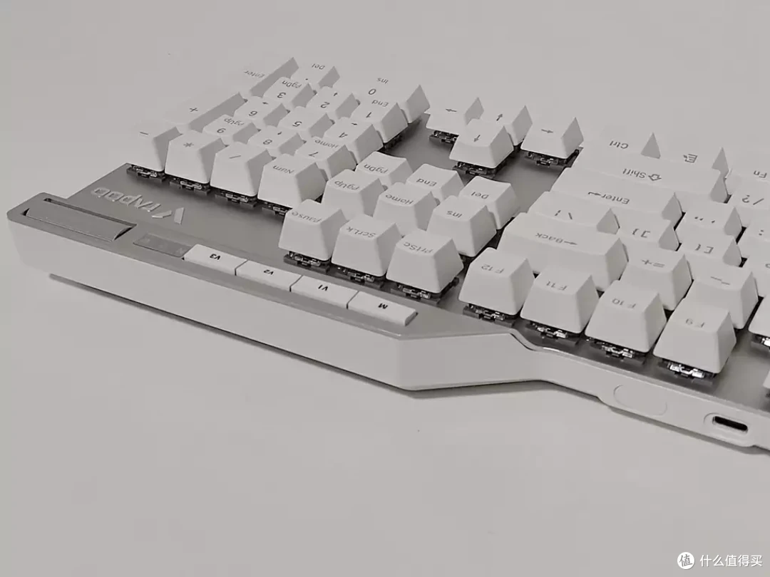 情节人快到了,300元内送啥礼物给男朋友?——雷柏V700 DIY RGB 机械键盘可以一看!