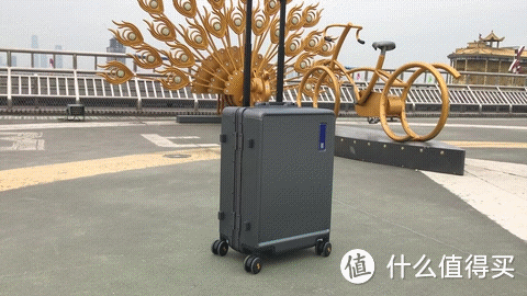 拉着行李箱旅行，为什么我一定选PC+铝框？