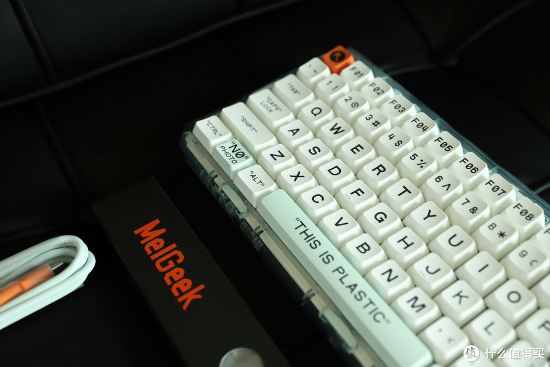谁说女孩不喜欢数码？这款MelGeek Mojo84透明机械键盘就深得我心