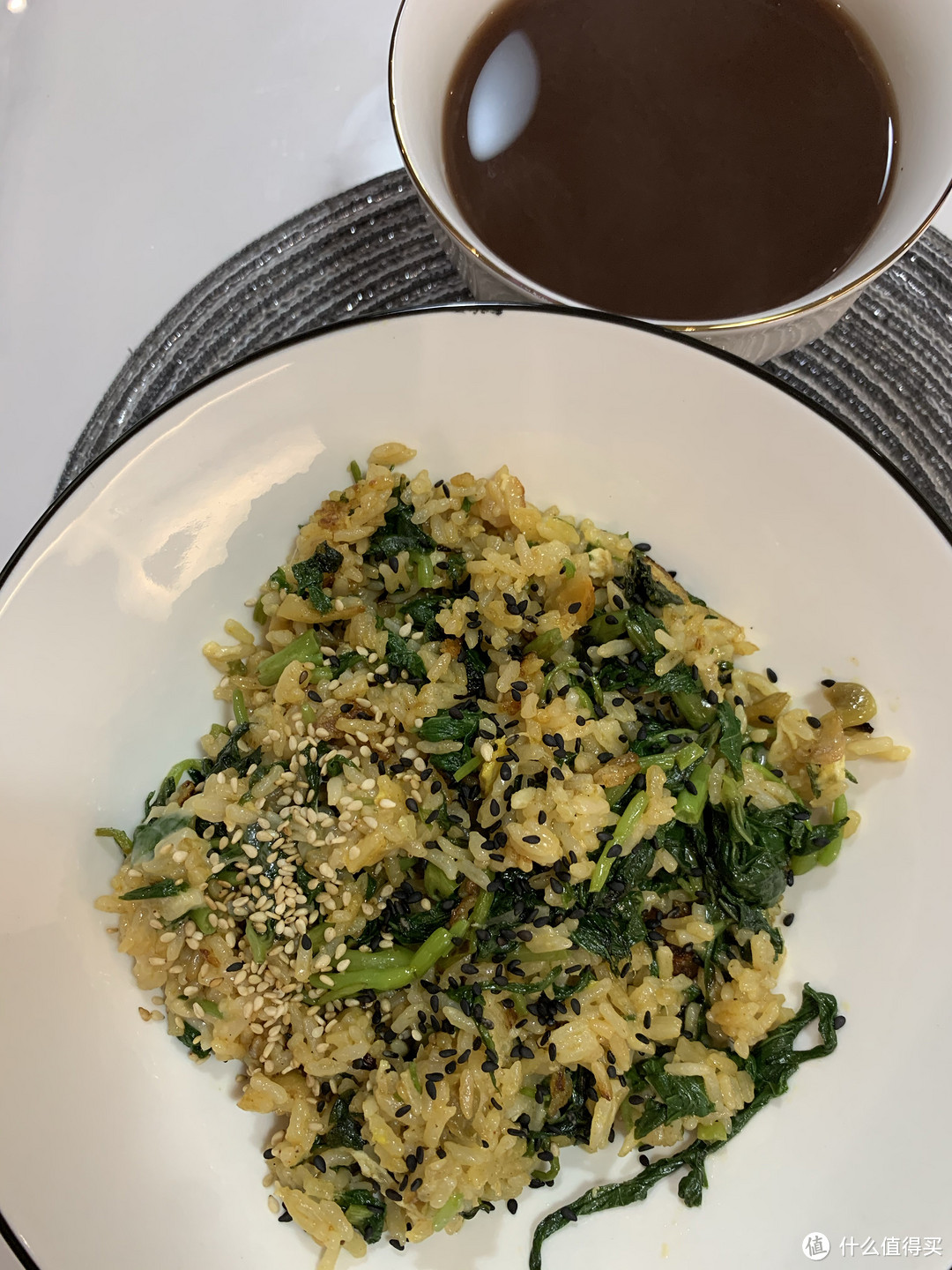 炒饭加上芝士和芝麻，香味