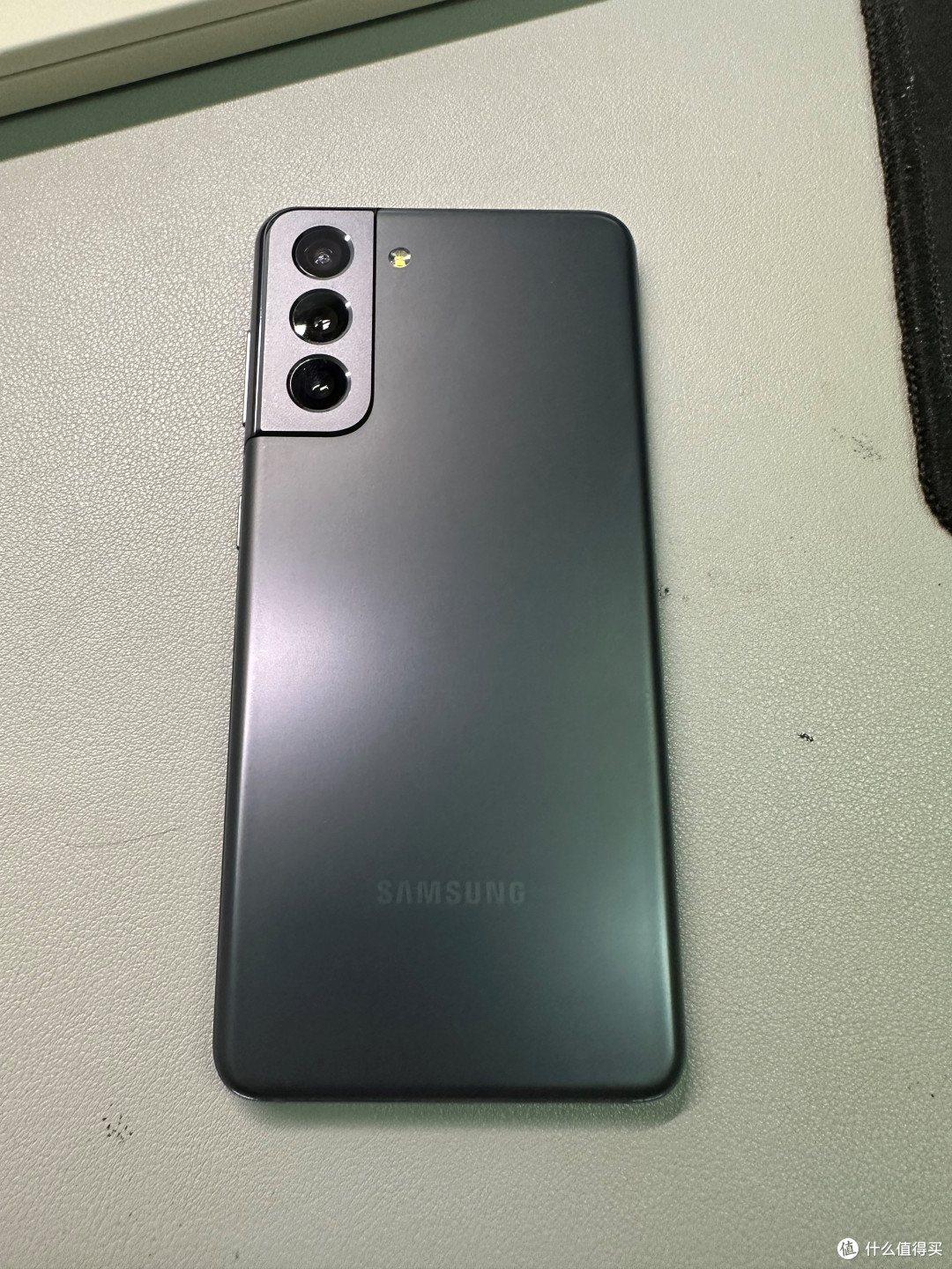 虽然是塑料,但是三星依旧有把塑料做高档观感的能力