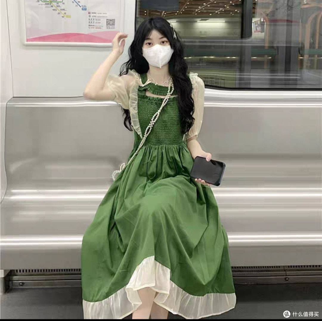 不要对绿色有偏见,这些绿色裙子美到你失语。
