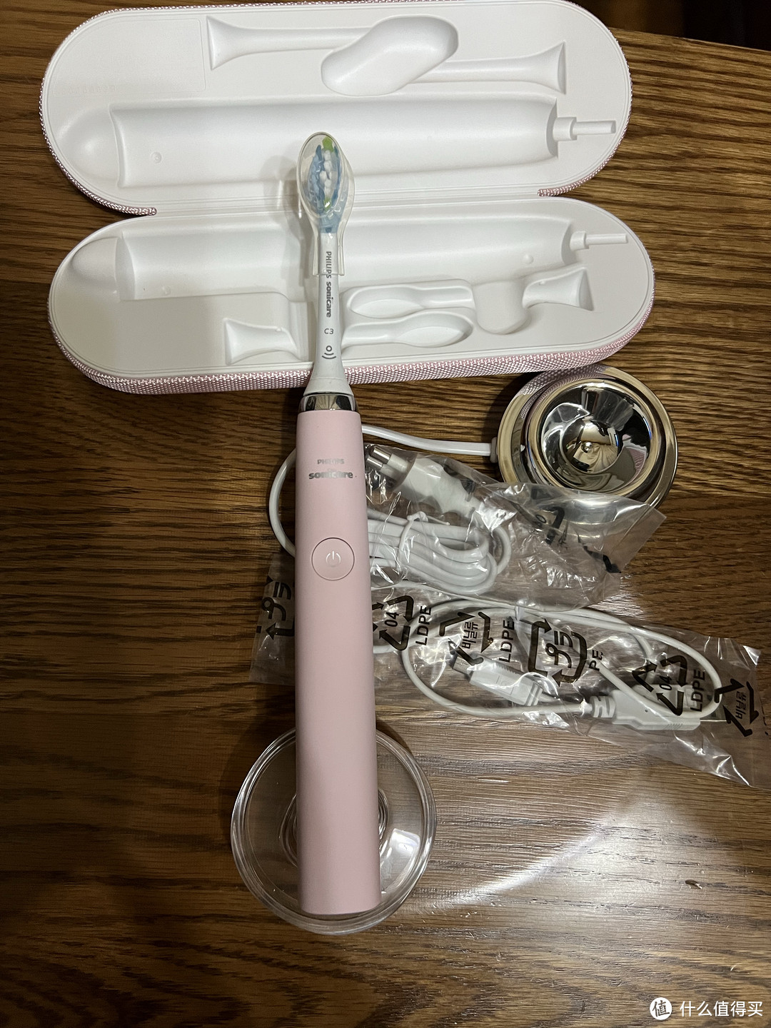 买的飞利浦电动牙刷9系，粉红色的，是不是不适合我，所以它在我这长灰！！！