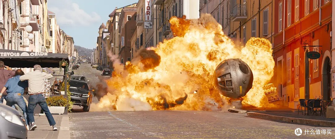 烂片《金爆行动》之后,盖·里奇又拍了一部硬核战争片