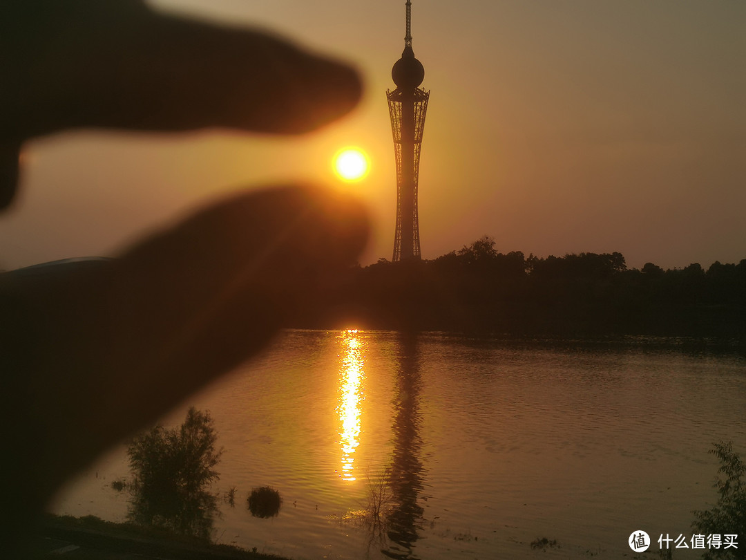 夕阳下的美景与餐桌上的酒合在一起才叫休息