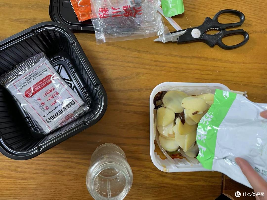 把食材倒入上层的塑料盒内，下层放入食品专用发热包，用冷水浸没2厘米