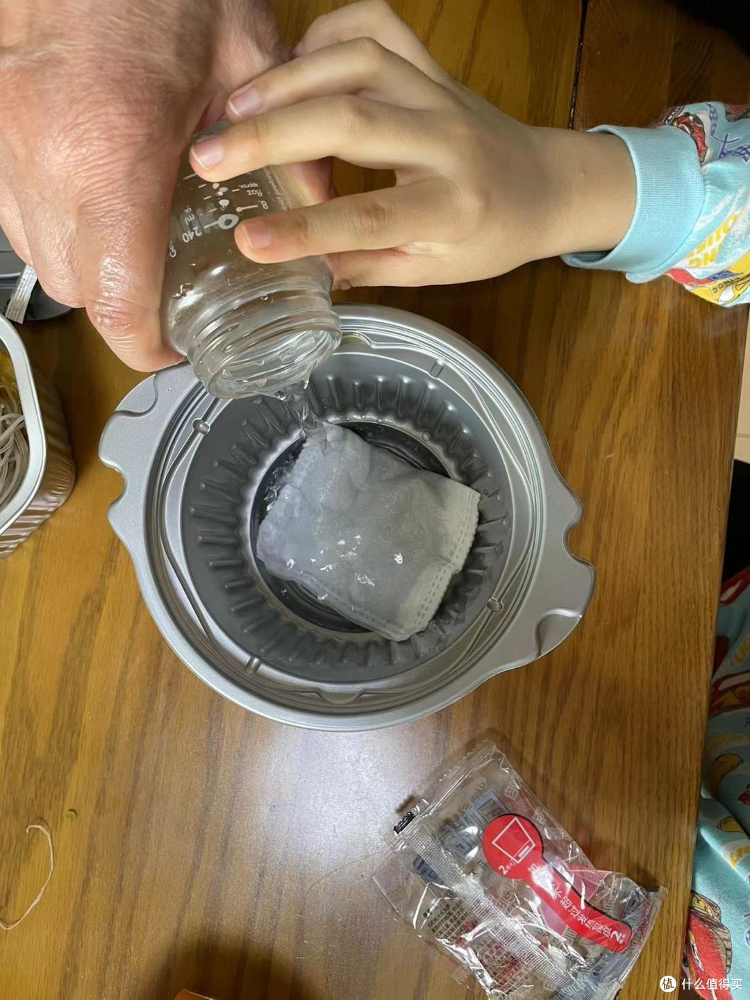 下层放入食品专用发热包，用冷水浸没2厘米