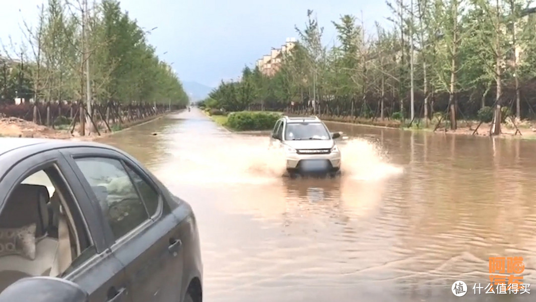 下暴雨路被淹了，千万别一脚油门冲过去，免得肠子悔青都没用 