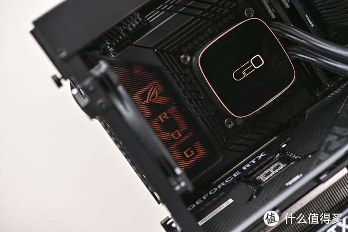 撞色之美——ROG Z790 HERO+4080 猛禽 OC+几何未来 M4 亚瑟王装机展示