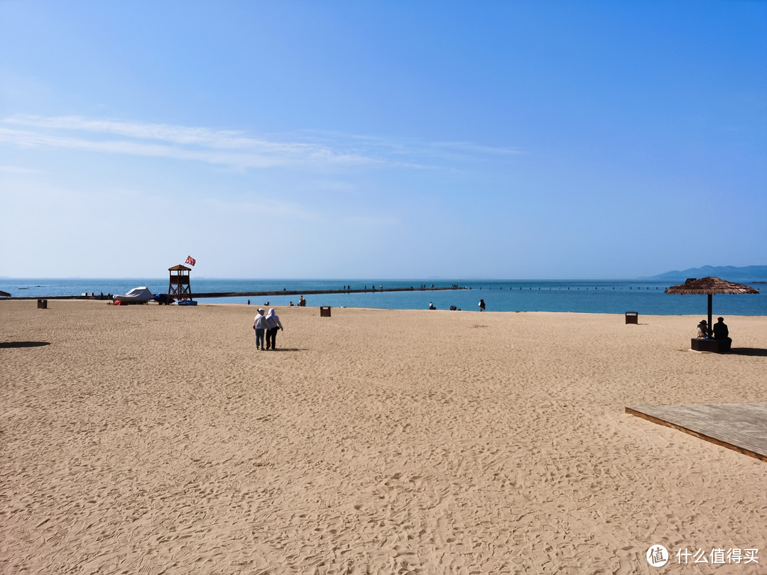 青島第二浴場是位於中國山東省青島市的一個著名海濱浴場.