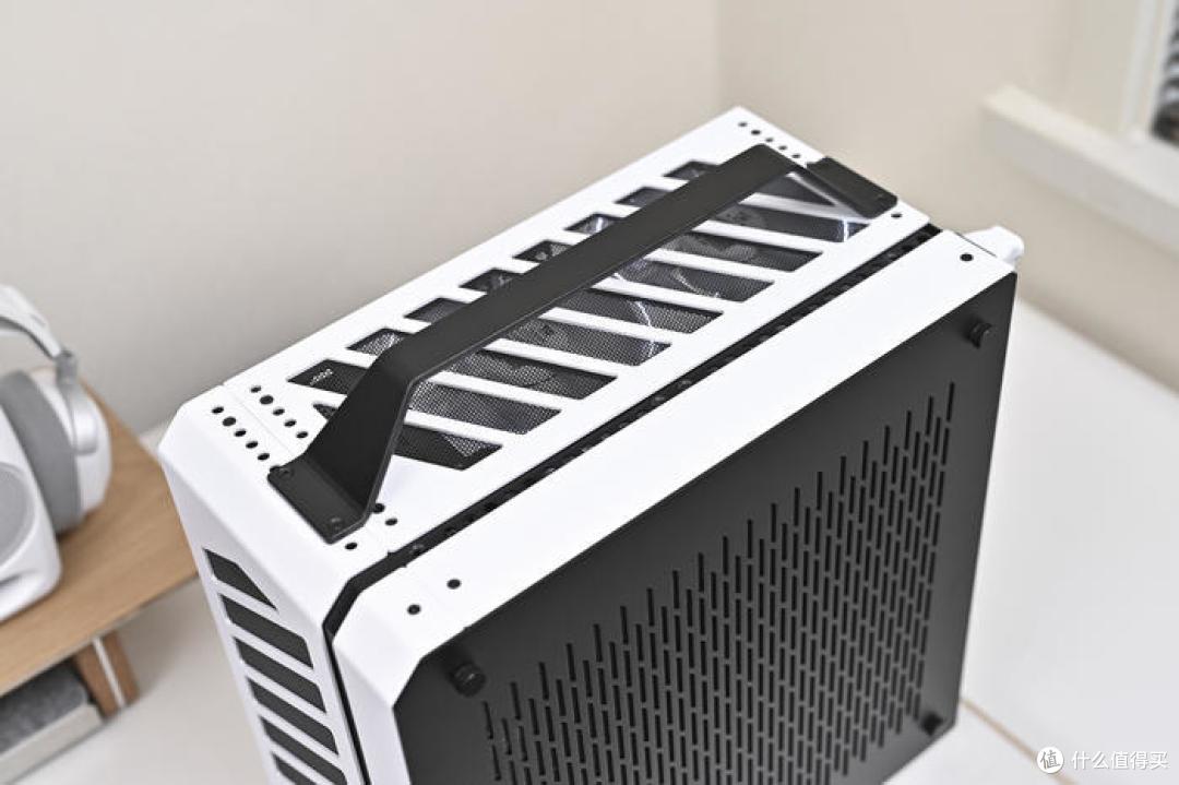 极简黑白——ROG Z690 HERO+索泰 4070 欧泊白+机械大师 C34 装机展示