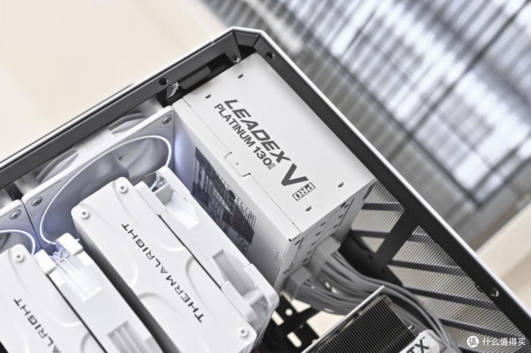 极简黑白——ROG Z690 HERO+索泰 4070 欧泊白+机械大师 C34 装机展示