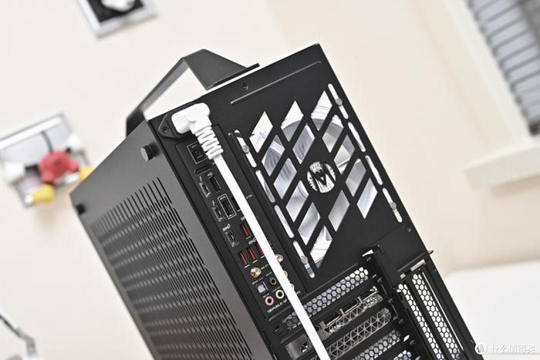 极简黑白——ROG Z690 HERO+索泰 4070 欧泊白+机械大师 C34 装机展示