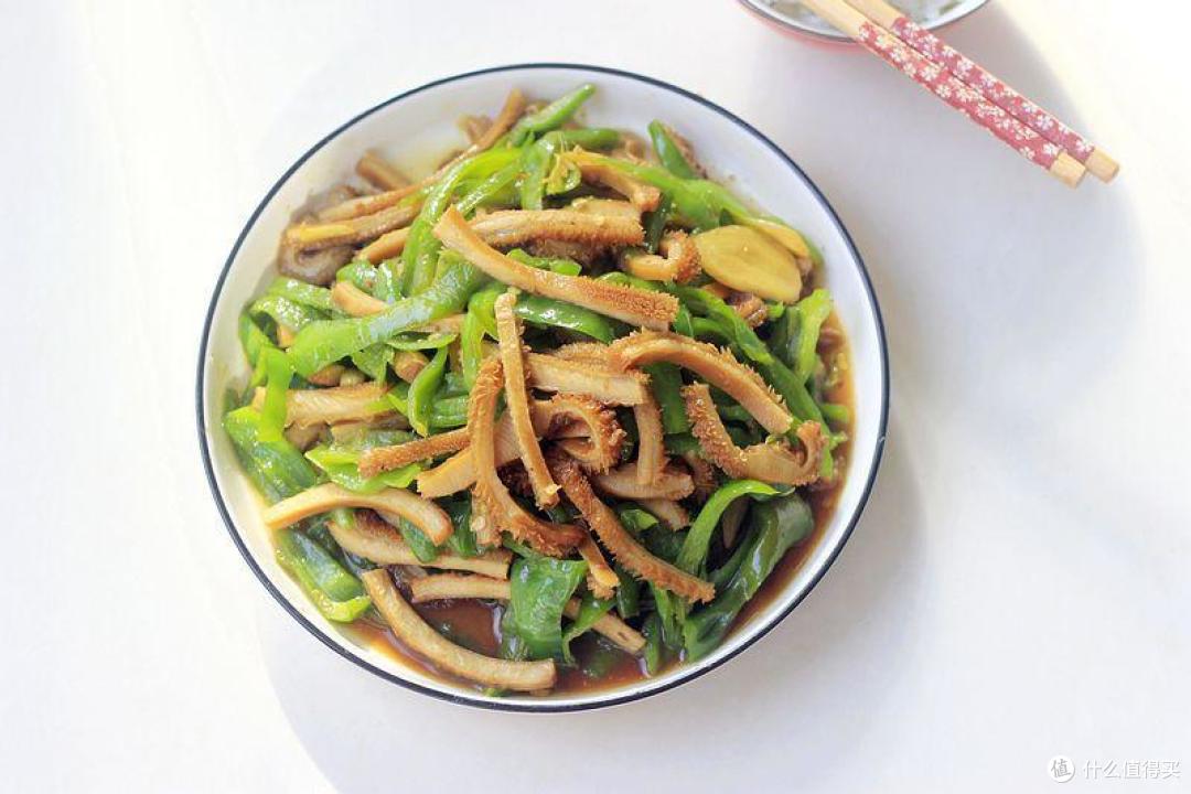 我家三天两头吃的下饭菜，几分钟炒一盘，群友却说：吃不起