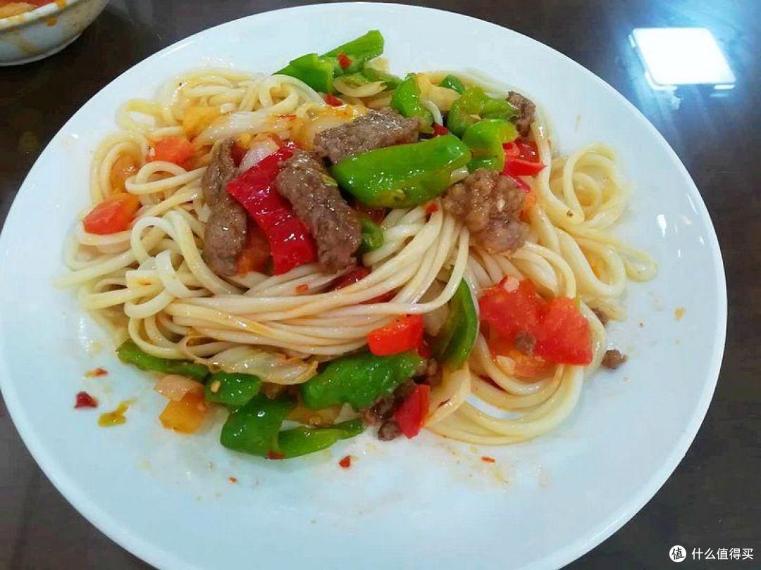 一河隔两岸，两岸不同天，布尔津的五彩滩，神秘又美丽