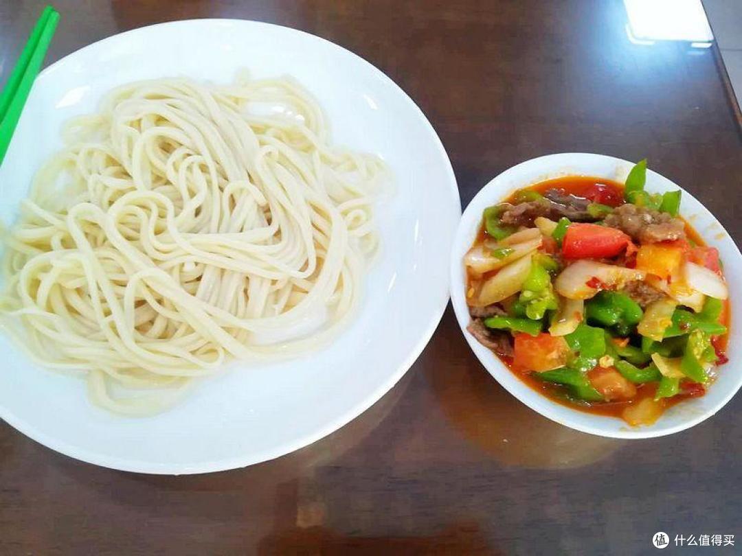 一河隔两岸，两岸不同天，布尔津的五彩滩，神秘又美丽